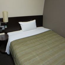 シングルの予約でもベッドがセミダブル程度の幅があるのが嬉しい