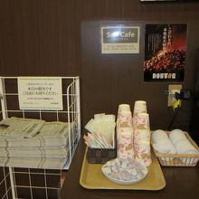 受付前にセルフカフェサービス。新聞は読売を無料提供