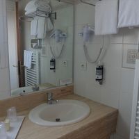 シンプルですが、お値段の割にいい感じの浴室。浴槽あり。