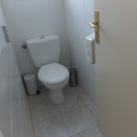 トイレは、浴室とは別個のスペースに設置されてました。