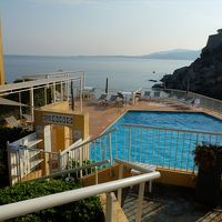 泳がない人でも、プールサイドでくつろぎましょう。