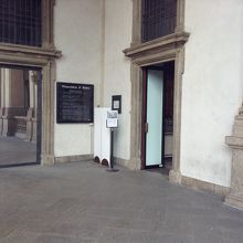 2階端が[チケット売り場]兼[グッズ売り場]兼[展示室入口]