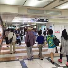 とにかく人が多いです。