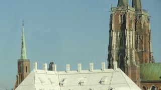 高くそびえる２つの塔が印象的