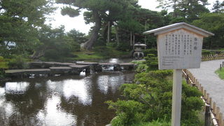 １１枚の石でできた橋