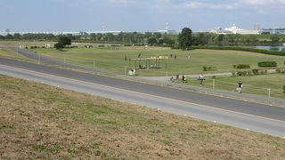 休日はにぎわっています