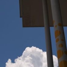 ファサードに並ぶ柱にも草間彌生風の水玉