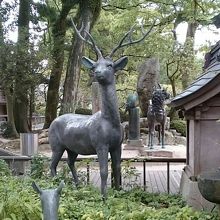 鹿の像、奥には麒麟と鷽像も…