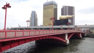 隅田川に架かる鮮やかな朱色の橋