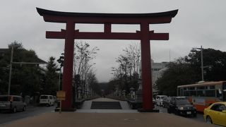 「段葛」の入口に建っています