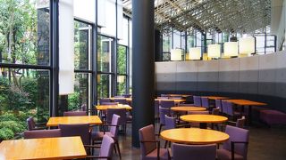 ホテル内の落ちつくレストラン