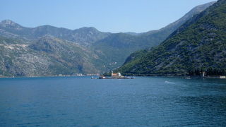 湾に浮かぶ人工の島