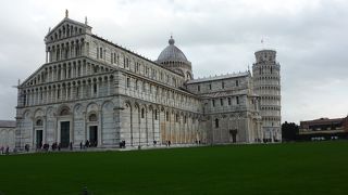 列柱の並ぶ白い大理石のファサードは見ごたえがあります