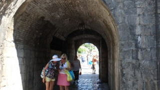 川を挟んだ入口