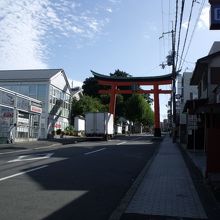 大手筋の反対側に御香宮の鳥居があります。