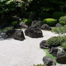 御香宮には小堀遠州が伏見奉行時代に造った庭園があります。