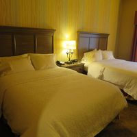 キングサイズベッド2台。広さも申し分なし。