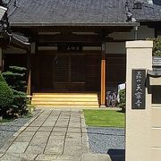 住宅街にあるお寺