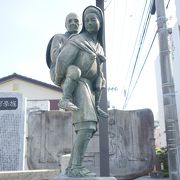 碑は小さな公園のように整備された中に立った立派な像