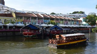 シンガポールの有名な観光地をクルーズしながら見られます