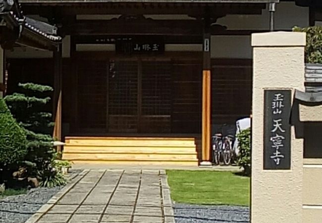 住宅街にあるお寺