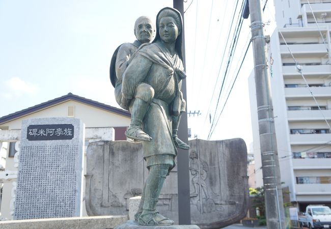 碑は小さな公園のように整備された中に立った立派な像