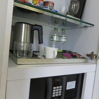 無料の水・ポット・金庫など。この下が冷蔵庫でビールジュースな