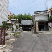 入口より寺の全景。