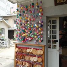 カラフルな身代わり猿。