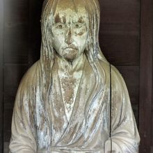 哲理門内部の木像