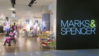 マークス・アンド・スペンサーが入っていました
