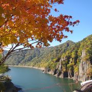 青い湖面に赤や黄、緑の山肌が美しいコントラスト（10月半ば）