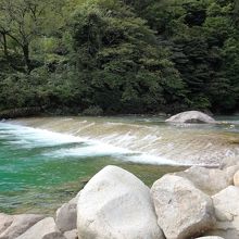 大きな岩がゴロゴロしています