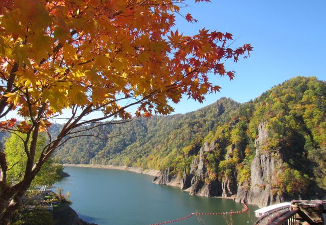 青い湖面に赤や黄、緑の山肌が美しいコントラスト（10月半ば）