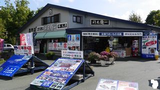 コーヒーとクマザサ茶で一服。サービスの良い土産物店。