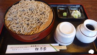 駅前老舗店でいただく十割そば