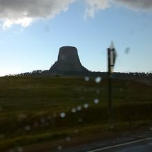 少し遠くから見たデビルズタワーです