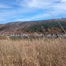 駐車場の上に見える噴火口