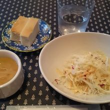 サラダ、スープ、フォカッチャ付き