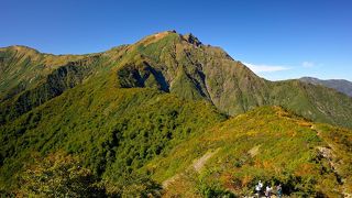 展望台から谷川岳の美しい姿が眼前に
