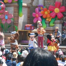 ステージもお花でいっぱい。