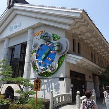 大きな建物です。