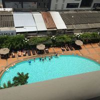 部屋から見たプール