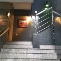 入り口は2階（階段）