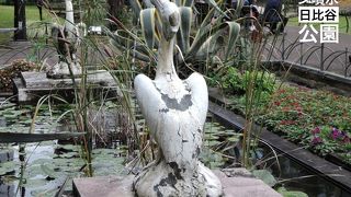 ペリカンが向き合っている可愛らしい噴水