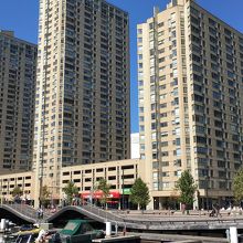 待ち時間はブリューハウス横のグネグネ橋で