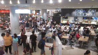 巨大なフードコート