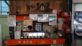 隣りでは日本酒をいっぱいやっている若いカップル