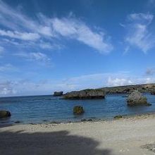 海に向かい左側に日陰