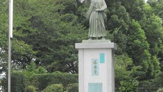 隅田区役所の近くに建っています